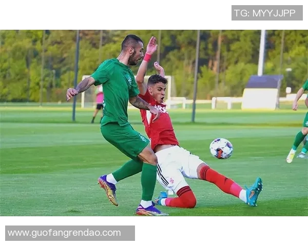 卢多戈雷茨与费伦茨瓦罗斯的激烈对决展现足球魅力与战术智慧